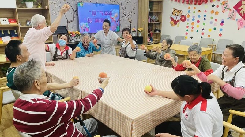 2025年，如何选择高端养老社区加盟品牌？**